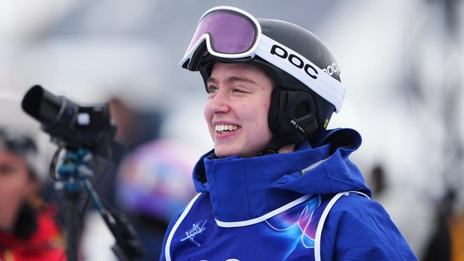 Puckelpiståkaren Elis Lundholm identifierar sig som man men tävlar på damsidan.