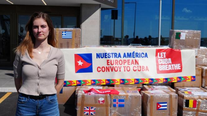 Svensk-franska EU-parlamentarikern Emma Fourreau framför den nödhjälp som levererats av den europeiska delegationen.