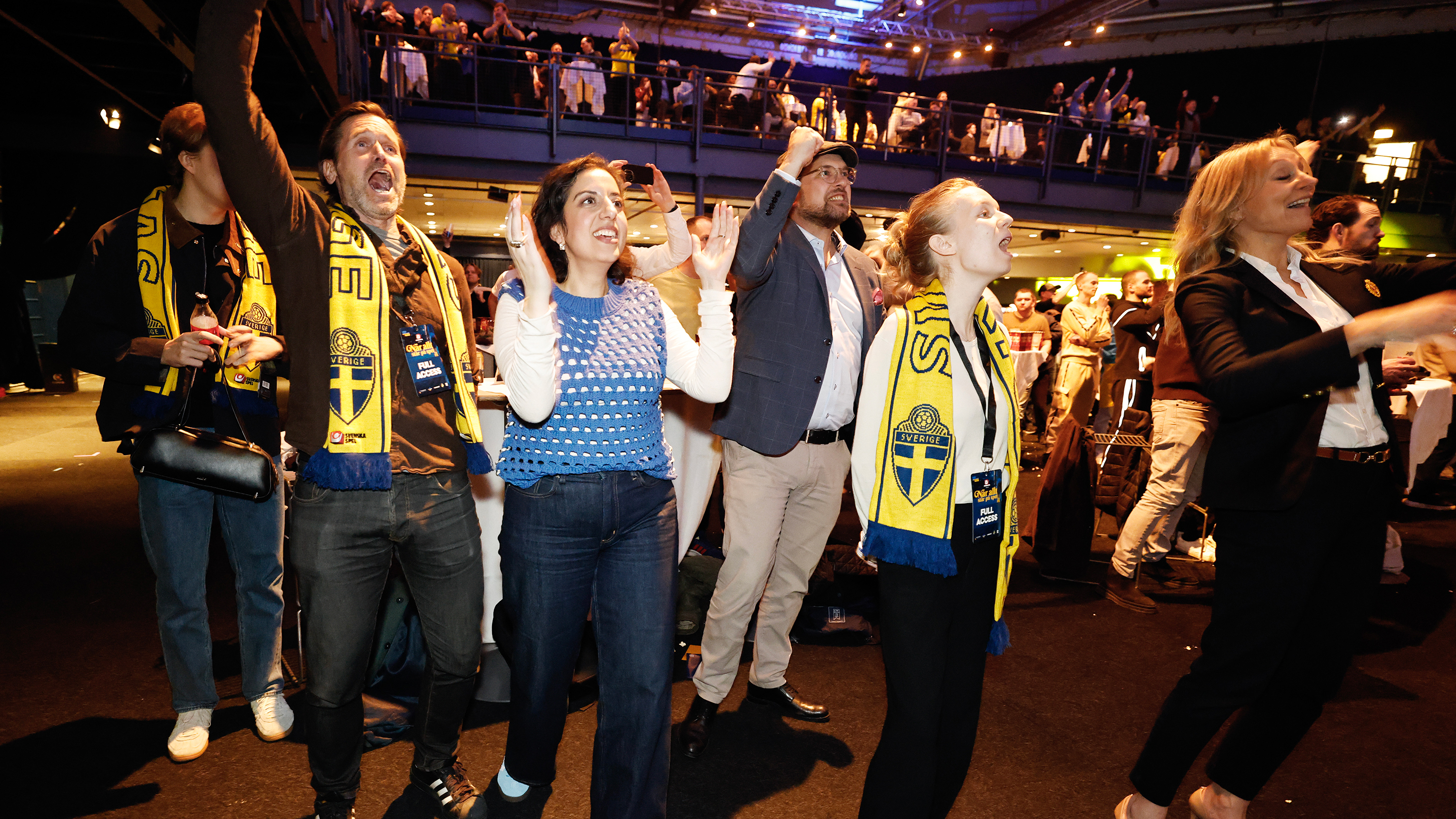 Martin Melin, Simona Mohamsson, Jimmie Åkesson och Jessica Stegrud tittar på VM-playoffmatchen mellan Ukraina och Sverige.