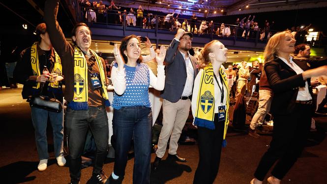 Martin Melin, Simona Mohamsson, Jimmie Åkesson och Jessica Stegrud tittar på VM-playoffmatchen mellan Ukraina och Sverige.