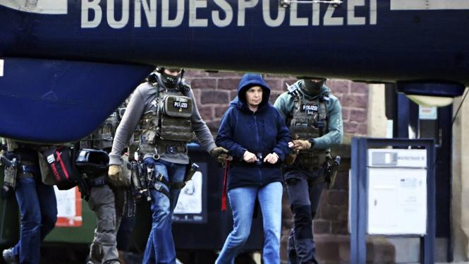 Den tidigare Baader Meinhof-medlemmen Daniela Klette leds iväg av tysk polis 2024.