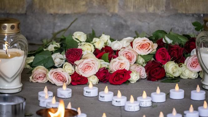 Ljus och blommor i porten efter att en 15-årig pojke sköts ihjäl under onsdagskväll på Rosengård i Malmö.