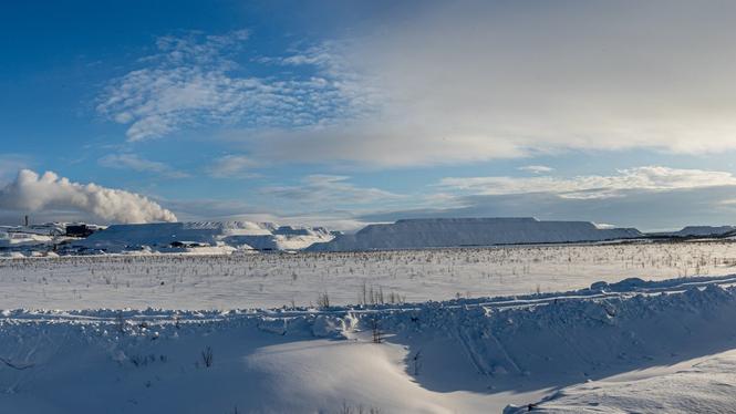 Det snötäckta fältet är avfallsdeponin från Viscariagruvans tidigare driftperiod. Här finns mer än 30 000 ton koppar som företaget hoppas kunna utvinna. Men ännu finns det en del tekniska problem som måste lösas.
