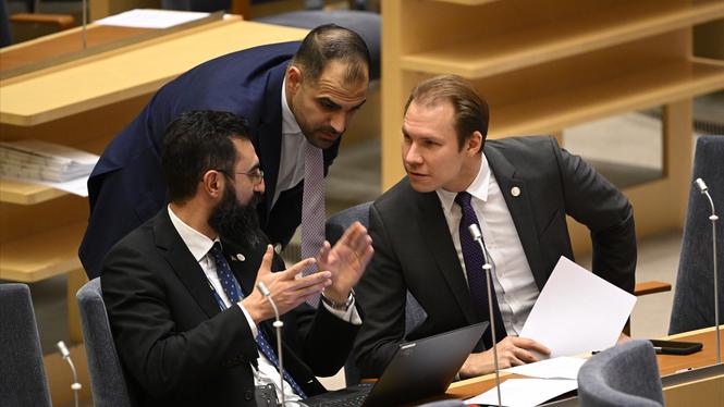 Avhoppade M-ledamoten Arin Karapet i samspråk med Rashid Farivar (SD) och Markus Wiechel (SD) i riksdagen. 