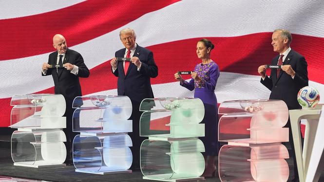 Fifa:s ordförande Gianni Infantino, USA:s president Donald Trump, Mexikos president Claudia Sheinbaum och Kanadas premiärminister Mick Carney i december.