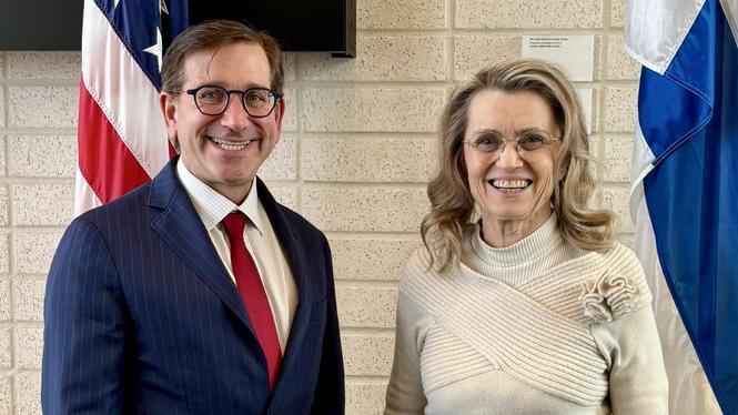 Päivi Räsänen och amerikanska ambassadören i Finland Howard W. Broodie.