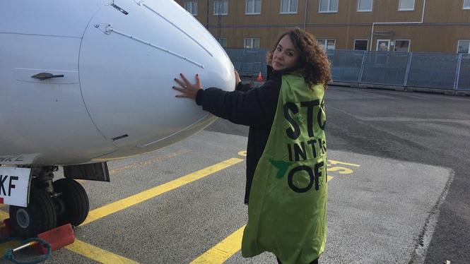 En aktivist från Extinction rebellion som deltog i en aktion på Bromma flygplats hösten 2021.