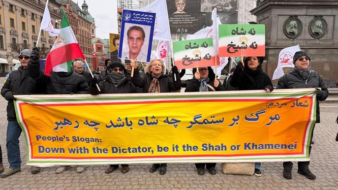 Flera grupper ur den iranska oppositionen samlas under måndagskvällen för att protestera mot avrättningarna. 