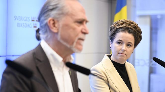 Miljöpartiets språkrör Daniel Helldén och Amanda Lind håller pressträff.