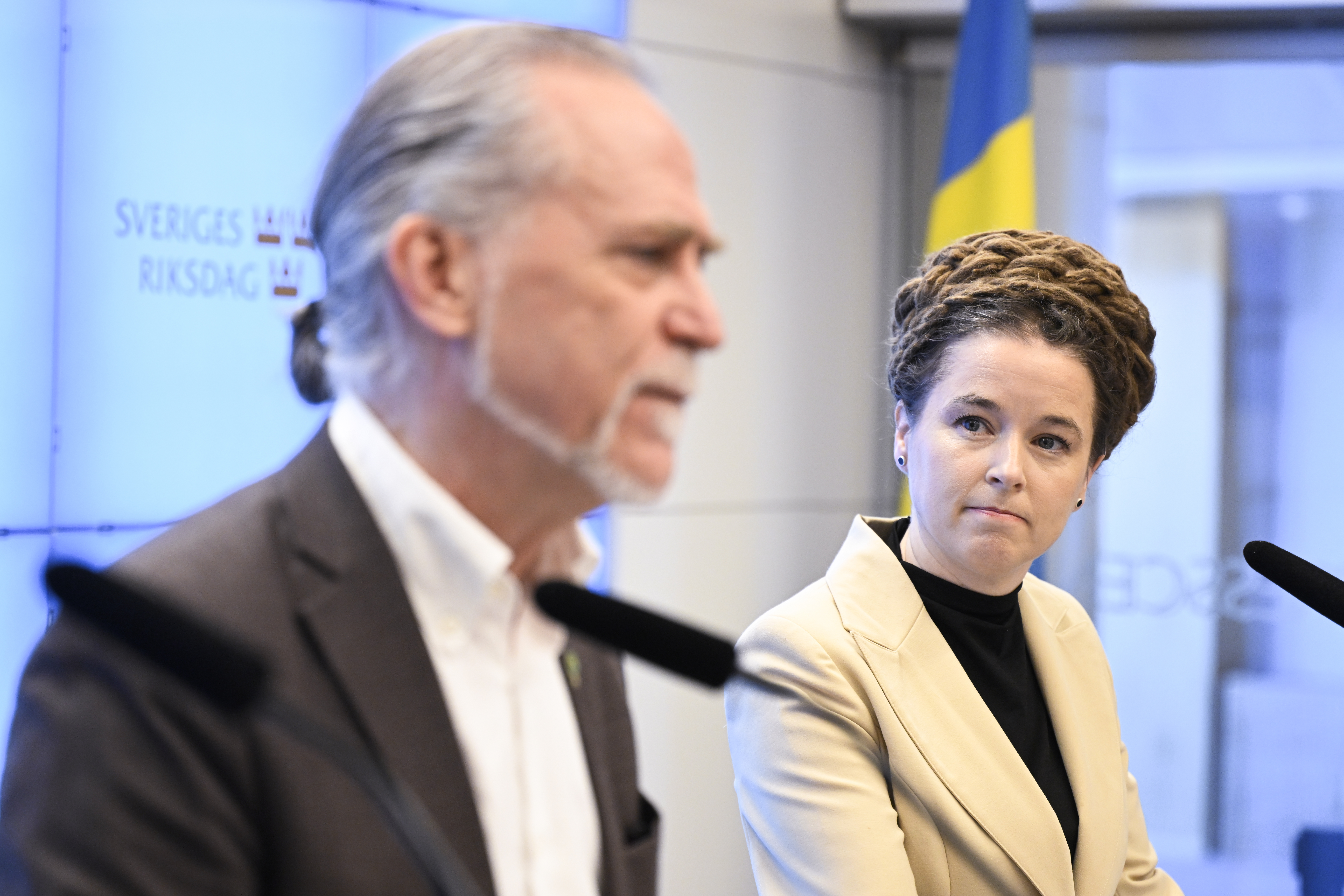 Miljöpartiets språkrör Daniel Helldén och Amanda Lind håller pressträff. Arkivbild.