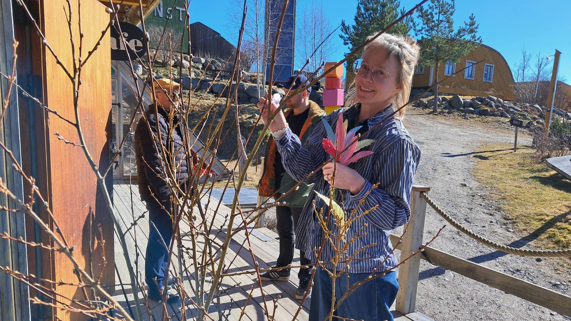 Samtidigt som årets stora solfest planeras, rustas solparken upp och förbereds för fler event. Sofia Vusir Jansson har bråda dagar.