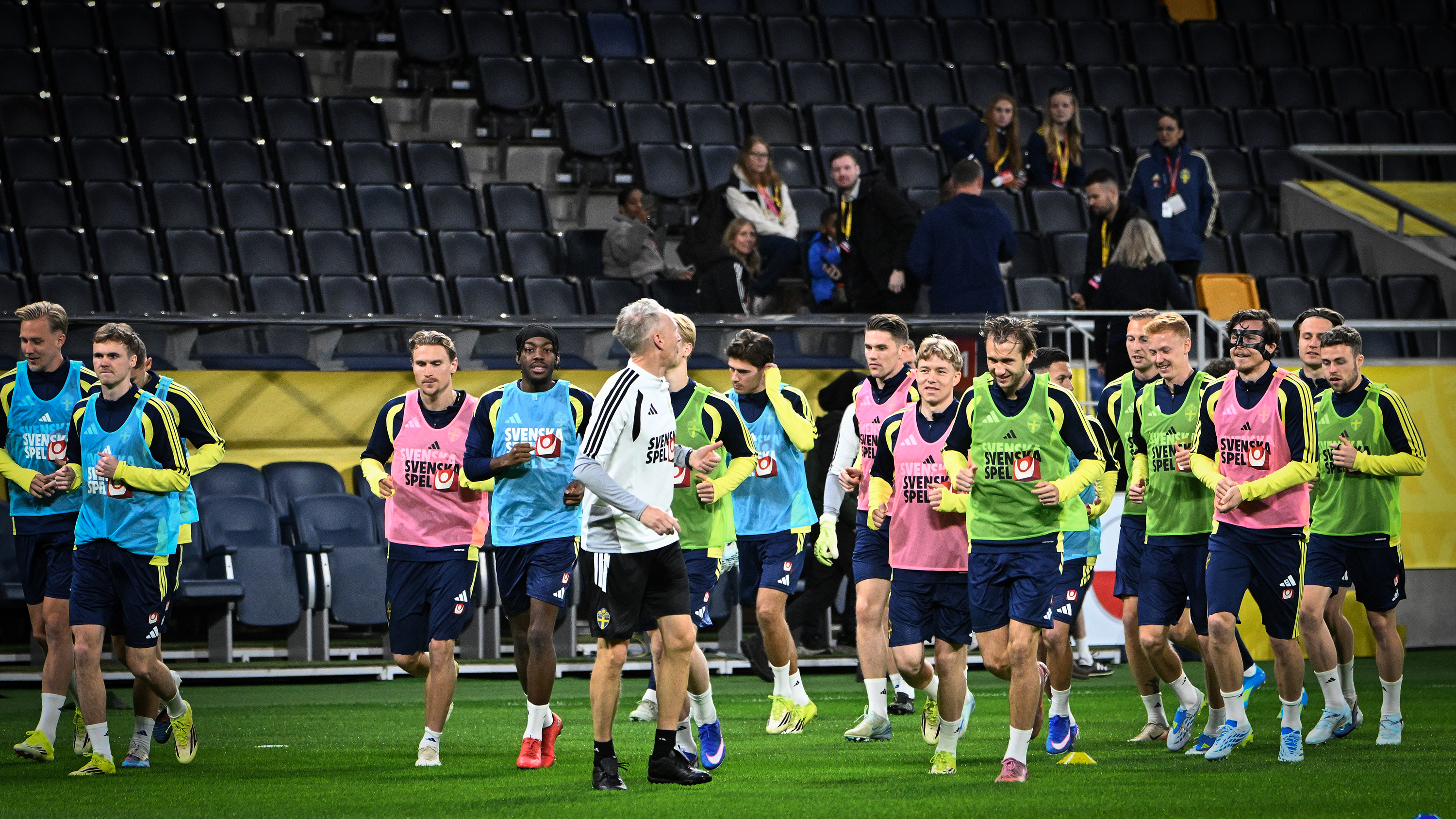 Herrlandslaget i fotboll tränar på Strawberry arena inför kvällens VM-kval playoff-final mot Polen.