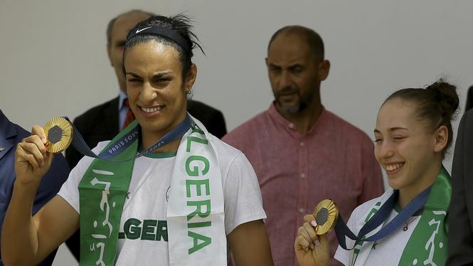 Den algeriska boxaren Imane Khelif (till vänster) blev förra året föremål för en hetsig debatt om kön inom idrotten.