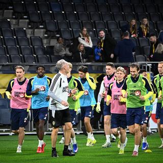 Herrlandslaget i fotboll tränar på Strawberry arena inför kvällens VM-kval playoff-final mot Polen.