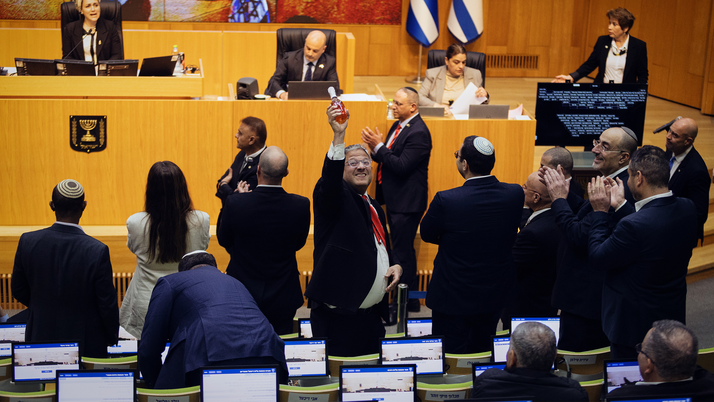 Israels säkerhetsminister Itamar Ben-Gvir firar i Israels parlament, efter att en lag som godkänner dödsstraff för palestinier dömda för mord på israeler, gått igenom. 