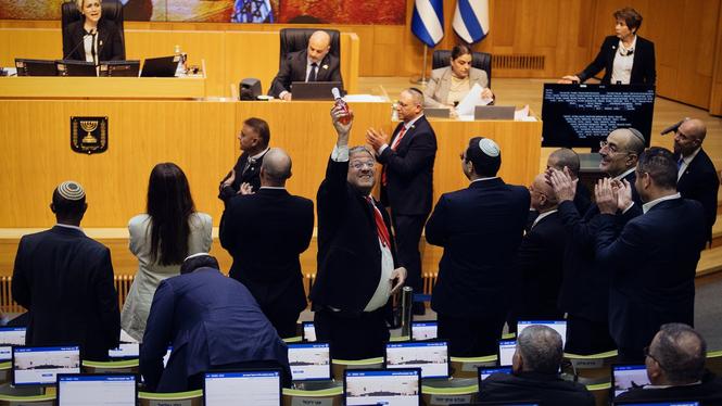 Israels säkerhetsminister Itamar Ben-Gvir firar i Israels parlament, efter att en lag som godkänner dödsstraff för palestinier dömda för mord på israeler, gått igenom. 