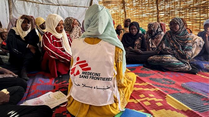 I Daba Naira-lägret i norra Darfur håller Läkare utan gränser träffar där de informerar om sexuellt våld.