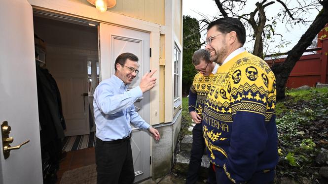 Statsminister Ulf Kristersson (M) hälsar Linus Bylund, stabschef för Sverigedemokraterna och Jimmie Åkesson partiledare SD välkommen till sitt hus i Strängnäs i december.
Foto: Christine Olsson / TT / Kod 10430