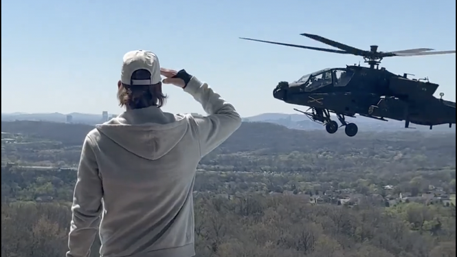 Apache möter Maga-stjärna. Helt okej, tycker USA:s försvarsminister.