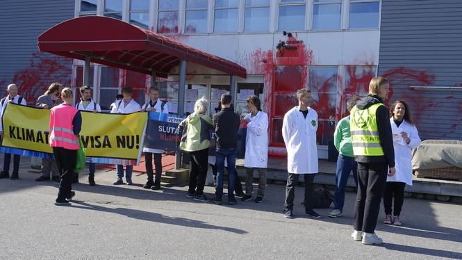 Medlemmar i nätverken Scientist rebellion och Extinction rebellion protesterar mot superrikas privatjetflygningar på Bromma flygplats i september 2023.