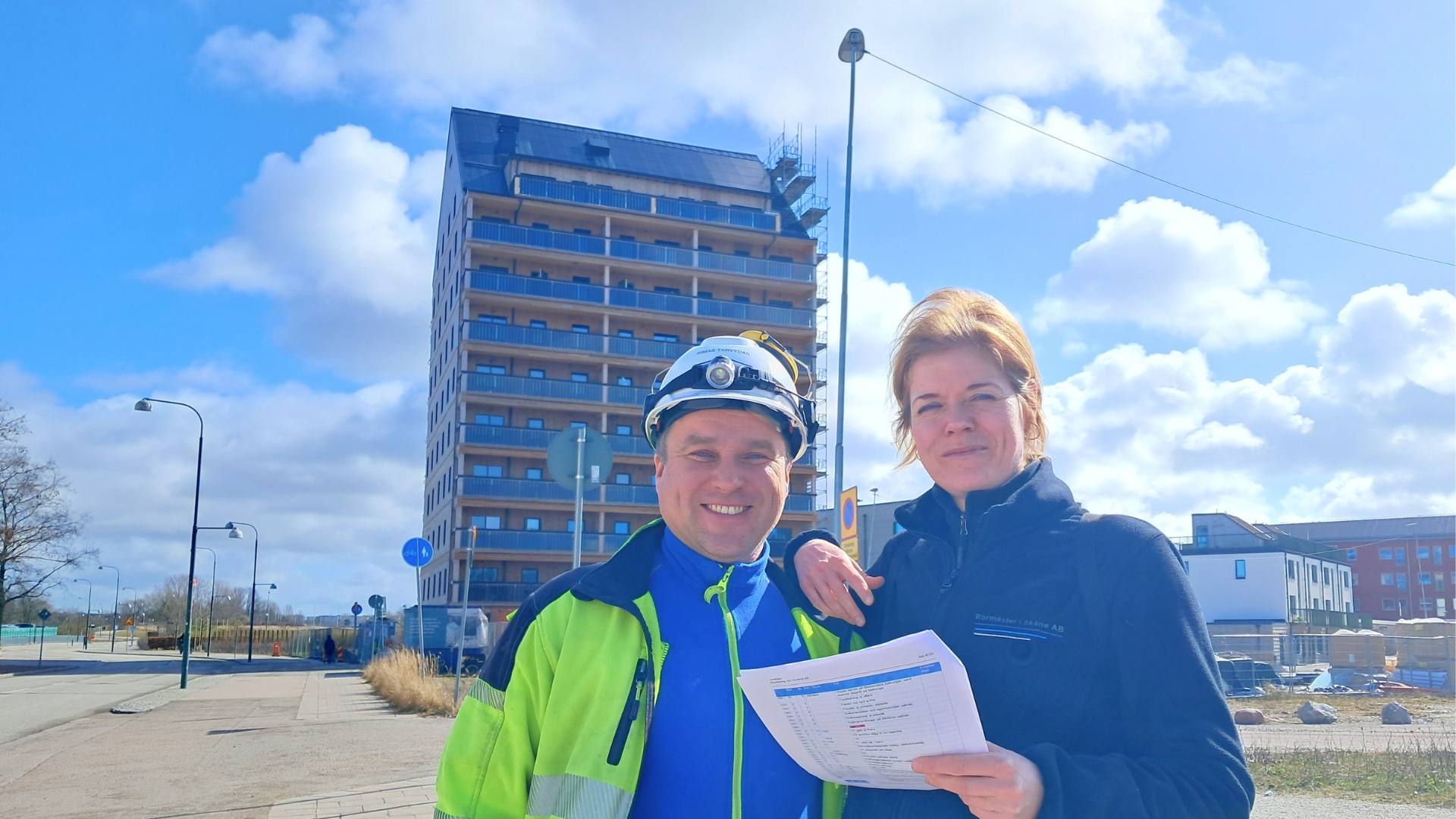 Platschef Rimas Tarvydas och VVS-montör Ida Ekstrand möts utanför huset och stämmer av sista detaljerna.