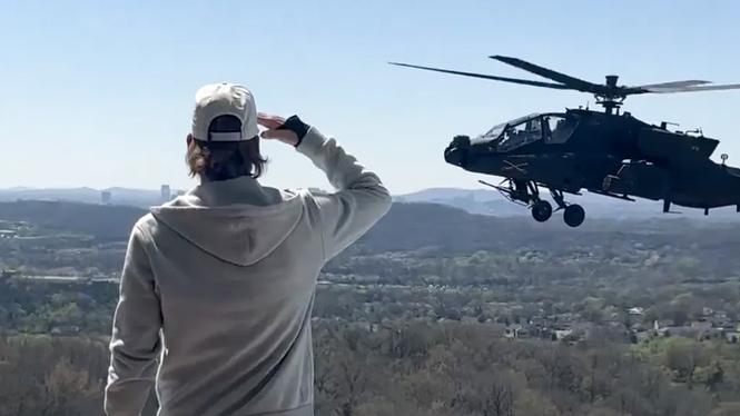 Apache möter Maga-stjärna. Helt okej, tycker USA:s försvarsminister.