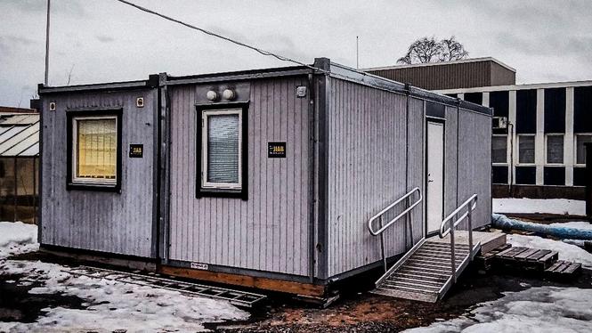 Personalen fick löfte om att barackerna var en tillfällig nödlösning, säger ambulanssjukvårdaren Jan-Olov Holmqvist. Ett år senare är de fortfarande i bruk.