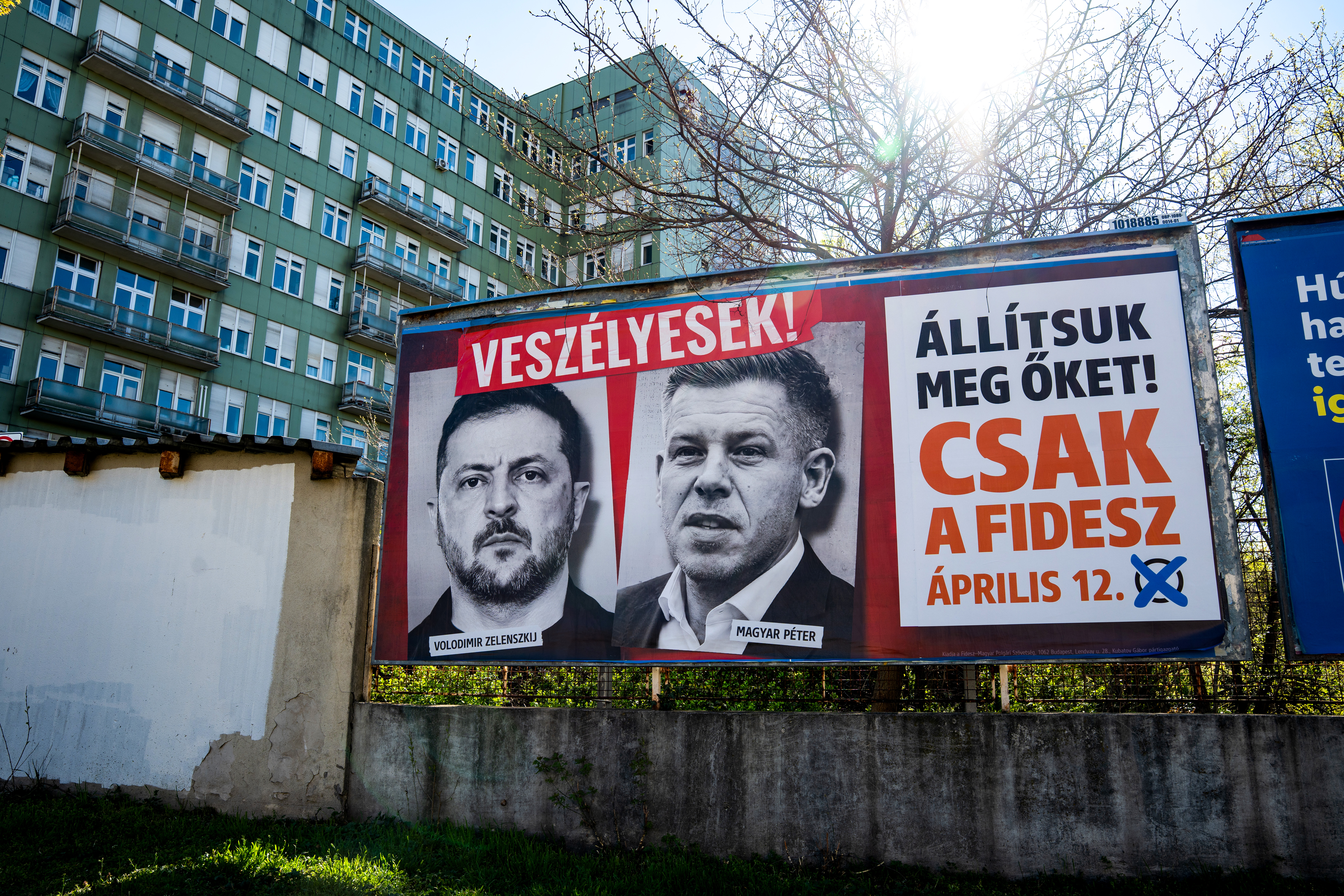 Valaffischerna från Orbáns parti Fidesz framställer Volodymyr Zelenskyj och oppositionens ledstjärna Péter Magyar som ”farliga” för Ungern.