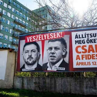 Valaffischerna från Orbáns parti Fidesz framställer Volodymyr Zelenskyj och oppositionens ledstjärna Péter Magyar som ”farliga” för Ungern.