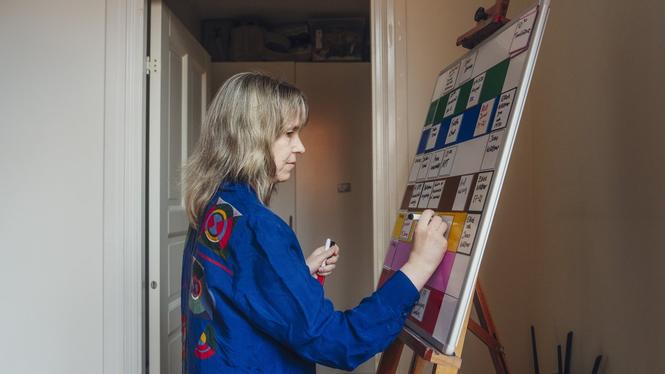 Anna-Maria Olofsgård fyller i sin veckotavla med kom ihåg-skyltar.