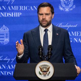 Den amerikanska vicepresidentens medialt uppmärksammade besök till Budapest sker bara dagar innan det viktiga parlamentsvalet den 12 april.