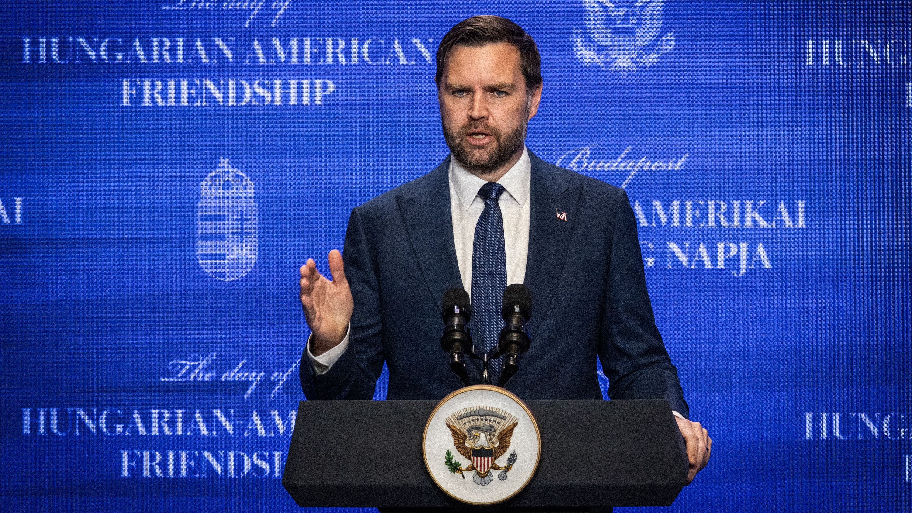 Den amerikanska vicepresidentens medialt uppmärksammade besök till Budapest sker bara dagar innan det viktiga parlamentsvalet den 12 april.