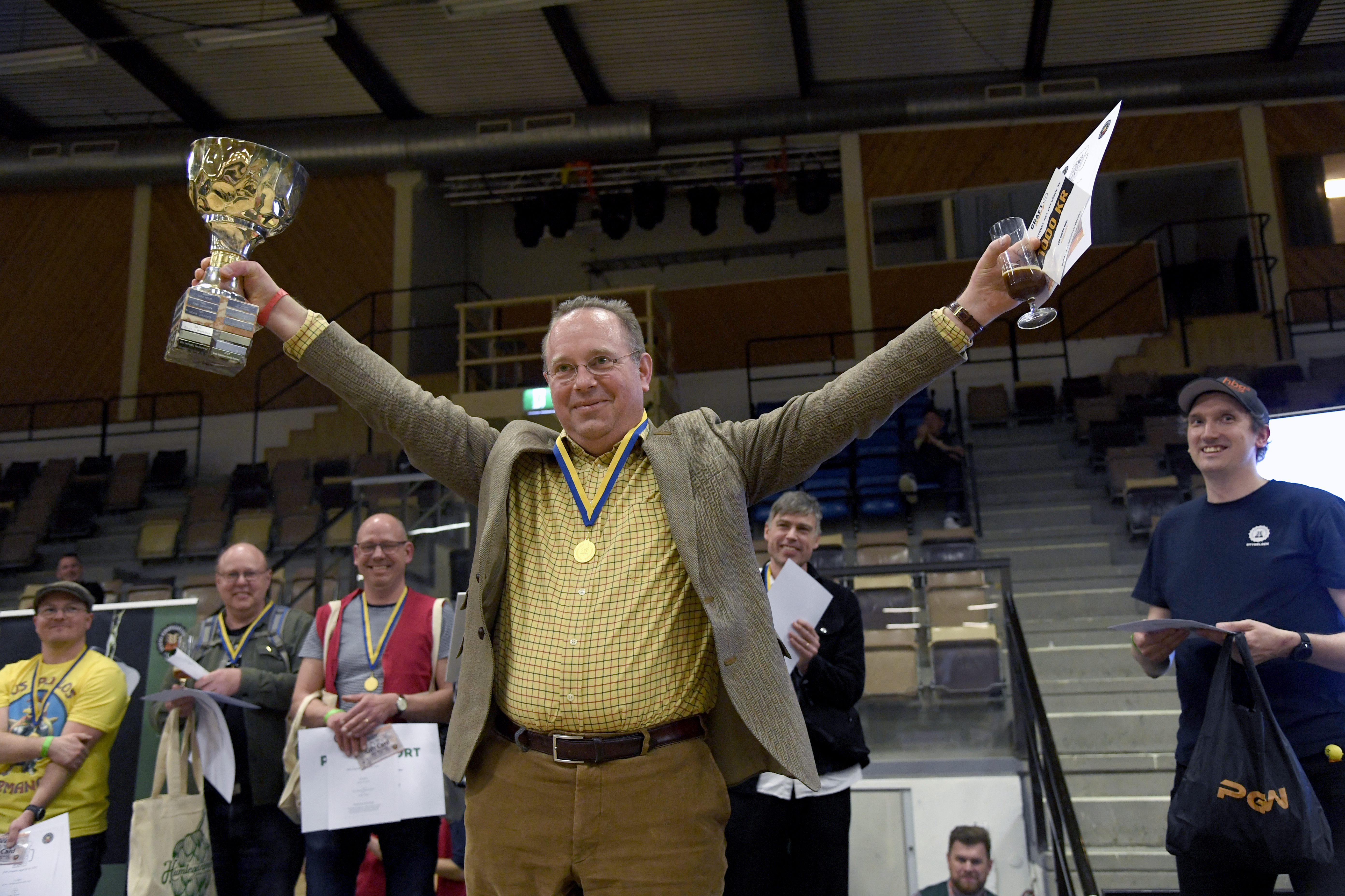 Fredrik Olsson från bryggeriet Smokepeace vann första pris med ölen Rökbock när SM i hembryggd öl hölls i Solnahallen 2023.