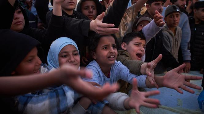 Människor som har drivits på flykt i södra Libanon vädjar om mat vid en hälpleverans i Beirut i måndags.