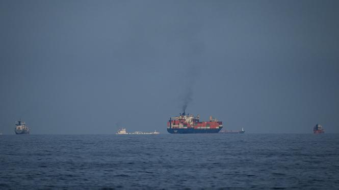 Fartyg väntar i Hormuzsundet. Bild tagen den 11 mars från Khor Fakkan i Förenade arabemiraten.