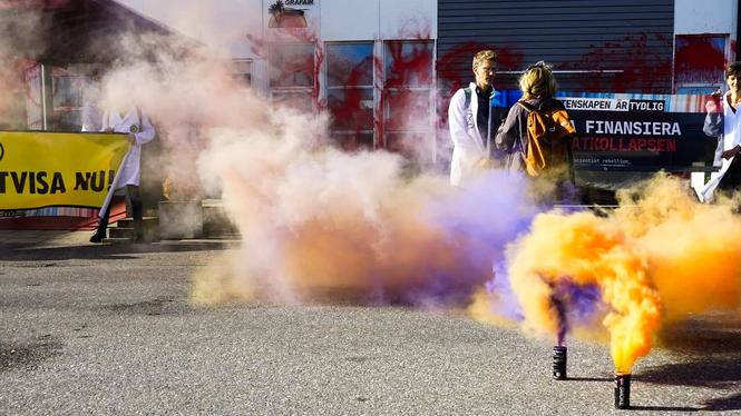 Nu pågår rättegången mot de åtalade klimatförsvararna som demonstrerade mot privatjets på Bromma flygplats. Ett par av de tilltalade sprutade också färg på privatjetföretaget Grafairs terminal.
