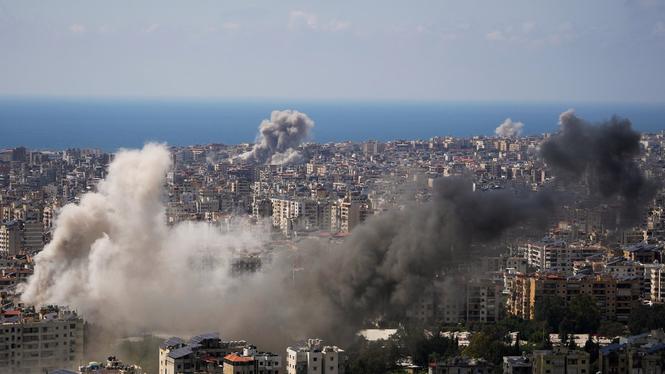 Rök stiger mot himlen efter israeliska bombningar av Beirut på onsdagseftermiddagen.