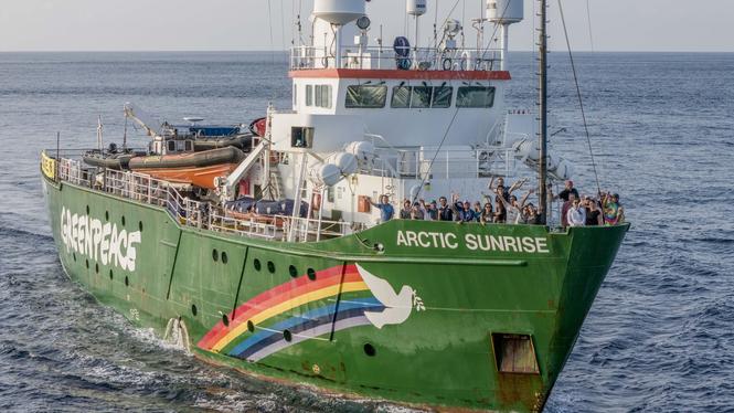 Arctic Sunrise i Stilla havet, mellan Galápagos och Ecuador.
