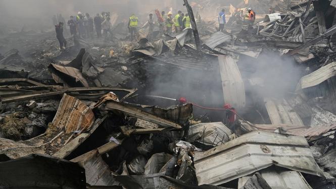 Räddningsarbetare på plats vid en raserad byggnad i Beirut på onsdagen.