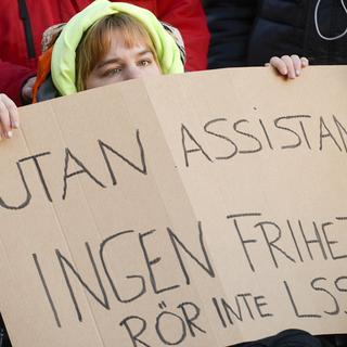 Färre får omfattande LSS-insatser, visar den statistik som nu presenteras av Socialstyrelsen.