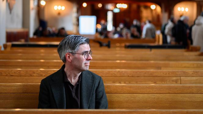 Joel Halldorf ser hur kristendomen och kristna värderingar trendar i politiken. Nu vill han att de religiösa företrädarna ger sig in i debatten.