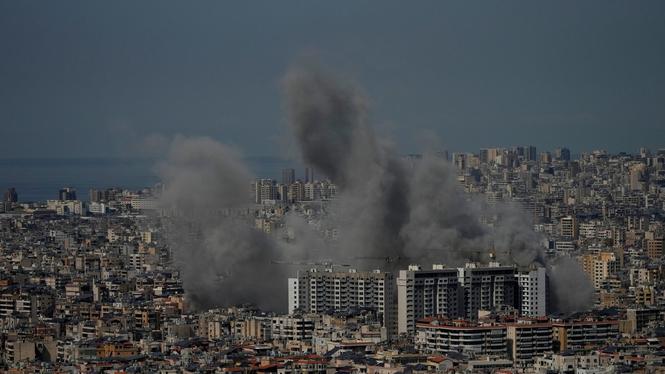 Rök från en attack mot Libanons huvudstad Beirut i mars.