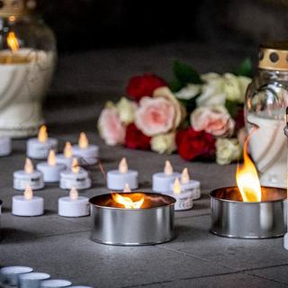 Ljus och blommor i porten efter att en 15-årig pojke skjutits ihjäl på Rosengård i Malmö i slutet på mars