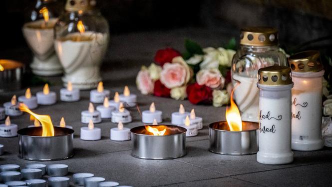 Ljus och blommor i porten efter att en 15-årig pojke skjutits ihjäl på Rosengård i Malmö i slutet på mars