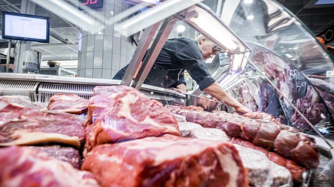 Kött till försäljning i en köttdisk i Hötorgshallen. Nötköttsproduktion är det mest ineffetiva sättet att mätta människor, enligt en ny studie.
