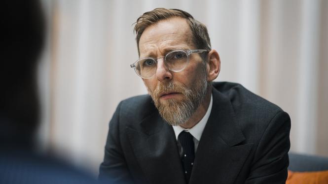 Socialminister Jakob Forssmed (KD) tar strid för barn och ungas sömn och riktar en rejäl känga mot techbolagen.  ”Det pågår en rovdrift på det som skyddar barns hälsa”, säger han.