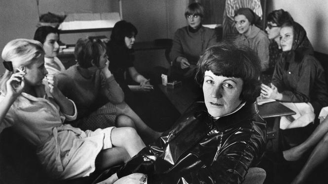 Sonja Åkesson 1965, omringad av kvinnor som medverkar i revyn "Tretton quinnor". ”Vi skulle behöva flytta fram hennes författarskap en hel del i dag”, säger Karsten Inde, ordförande i Sonja Åkesson-sällskapet.