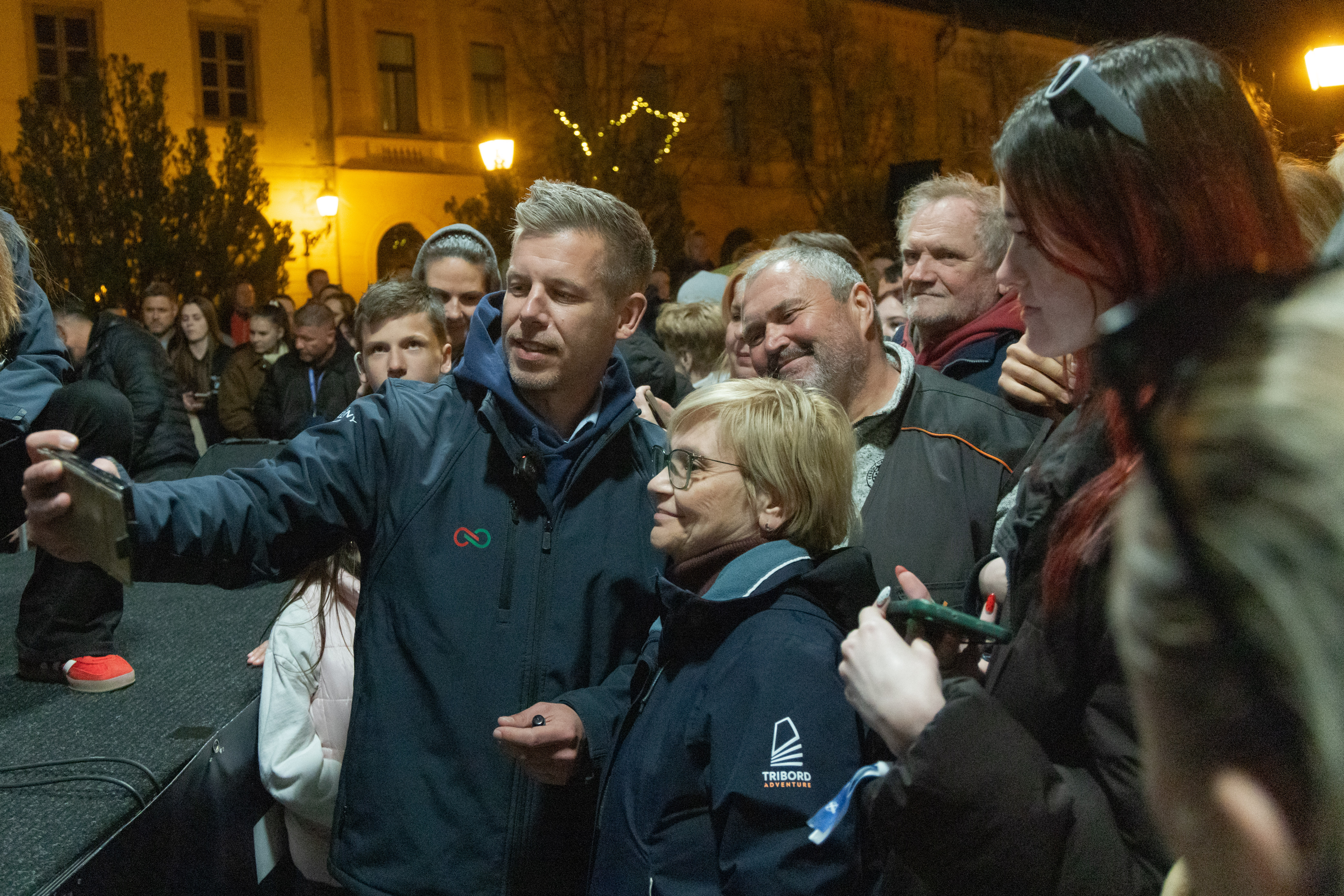 Péter Magyar har gjort en poäng av att stanna till i även de minsta ungerska samhällen under sin valkampanj, och går alltid ner på marken för att möta väljare efteråt.