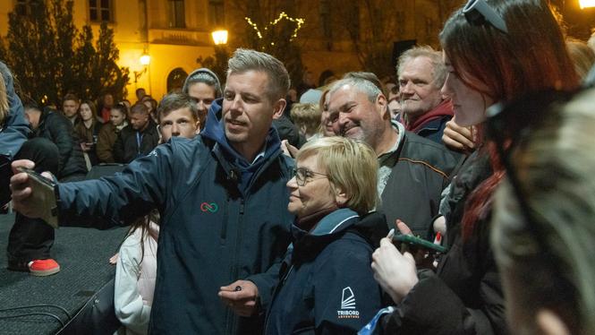 Péter Magyar har gjort en poäng av att stanna till i även de minsta ungerska samhällen under sin valkampanj, och går alltid ner på marken för att möta väljare efteråt.