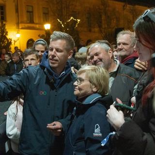 Péter Magyar har gjort en poäng av att stanna till i även de minsta ungerska samhällen under sin valkampanj, och går alltid ner på marken för att möta väljare efteråt.